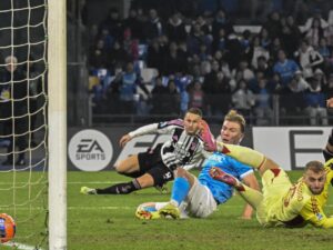 El jugador del Nápoles Rasmus Hojlund (C) logra el 1-0 durante el partido de la Serie A que han jugado SSC Napoli y Juventus FC, en Nápoles, Italia. EFE/EPA/CIRO FUSCO