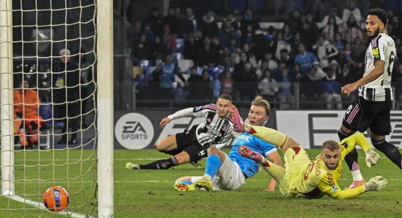 El jugador del Nápoles Rasmus Hojlund (C) logra el 1-0 durante el partido de la Serie A que han jugado SSC Napoli y Juventus FC, en Nápoles, Italia. EFE/EPA/CIRO FUSCO