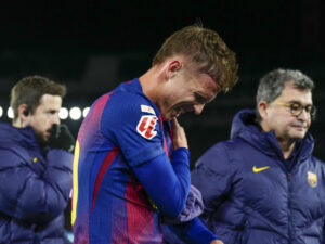 El centrocampista del FC Barcelona, Dani Olmo, se retira lesionado durante el partido de la jornada 19 de LaLiga que FC Barcelona y Atlético de Madrid disputaron en el estadio Spotify Camp Nou de Barcelona. EFE/Alejandro García.