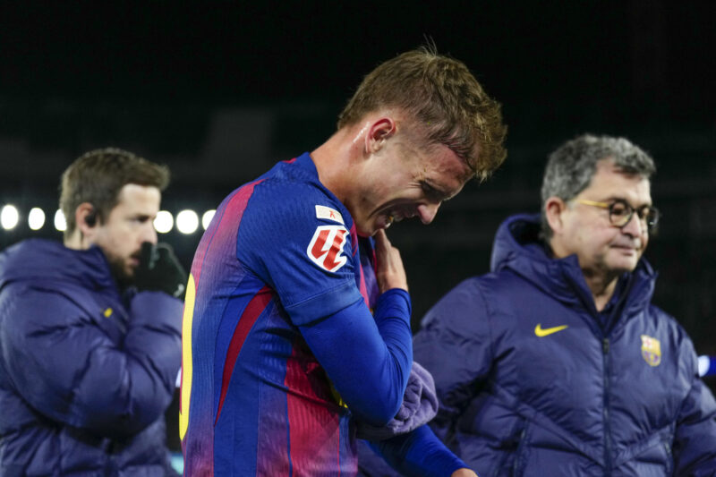 El centrocampista del FC Barcelona, Dani Olmo, se retira lesionado durante el partido de la jornada 19 de LaLiga que FC Barcelona y Atlético de Madrid disputaron en el estadio Spotify Camp Nou de Barcelona. EFE/Alejandro García.