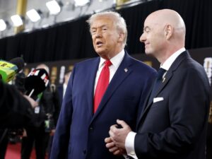 El presidente de Estados Unidos, Donald Trump (i), habla este viernes con periodistas al lado del presdente de la FIFA, Gianni Infantino, minutos antes del sorteo del Mundial 2026 en el Kennedy Center de Washington. EFE/EPA/WILL OLIVER