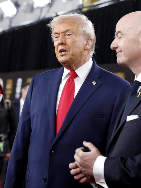 El presidente de Estados Unidos, Donald Trump (i), habla este viernes con periodistas al lado del presdente de la FIFA, Gianni Infantino, minutos antes del sorteo del Mundial 2026 en el Kennedy Center de Washington. EFE/EPA/WILL OLIVER