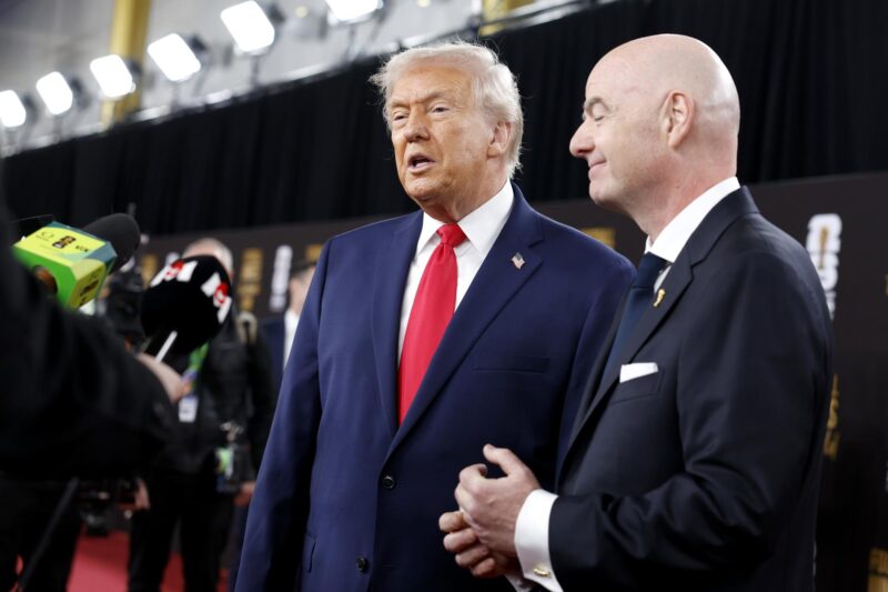 El presidente de Estados Unidos, Donald Trump (i), habla este viernes con periodistas al lado del presdente de la FIFA, Gianni Infantino, minutos antes del sorteo del Mundial 2026 en el Kennedy Center de Washington. EFE/EPA/WILL OLIVER