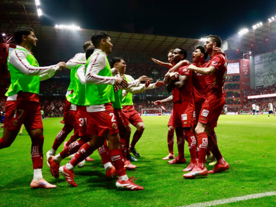 Jugadores de Toluca celebran un gol el sábado, en un partido por las semifinales del Torneo Apertura 2025 de la Liga MX entre Toluca y Monterrey en el estadio Nemesio Diez en Toluca (México). EFE/Felipe Gutiérrez