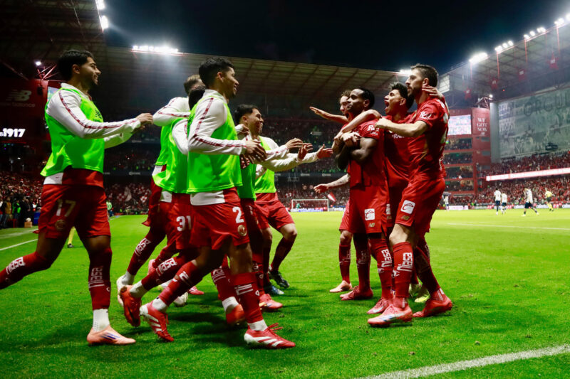 Jugadores de Toluca celebran un gol el sábado, en un partido por las semifinales del Torneo Apertura 2025 de la Liga MX entre Toluca y Monterrey en el estadio Nemesio Diez en Toluca (México). EFE/Felipe Gutiérrez