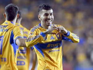 Angel Correa de Tigres celebra un gol este jueves, durante el partido entre Tigres y Toluca por la final de ida del Torneo Apertura 2025 en el estadio Universitario de la UANL, en San Nicolás de Los Garza (México). EFE/ Miguel Sierra