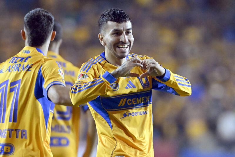 Angel Correa de Tigres celebra un gol este jueves, durante el partido entre Tigres y Toluca por la final de ida del Torneo Apertura 2025 en el estadio Universitario de la UANL, en San Nicolás de Los Garza (México). EFE/ Miguel Sierra