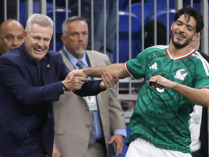 Raúl Jiménez (d) de México celebra un gol con su entrenador Javier Aguirre en un partido amistoso entre México y Paraguay en el Alamodome en San Antonio (Estados Unidos). Imagen de archivo. EFE/ Carlos Ramírez