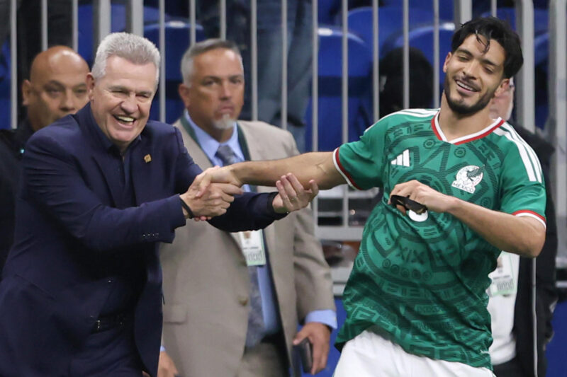 Raúl Jiménez (d) de México celebra un gol con su entrenador Javier Aguirre en un partido amistoso entre México y Paraguay en el Alamodome en San Antonio (Estados Unidos). Imagen de archivo. EFE/ Carlos Ramírez