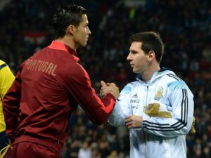 Foto de archivo de Lionel Messi (d) estrechando la mano de Cristiano Ronaldo durante el amistoso que jugaron Argentina y Portugal, el 18 de noviembre de 2014, en el estadio Old Trafford en Manchester (R.Unido). EFE/Nigel Roddis