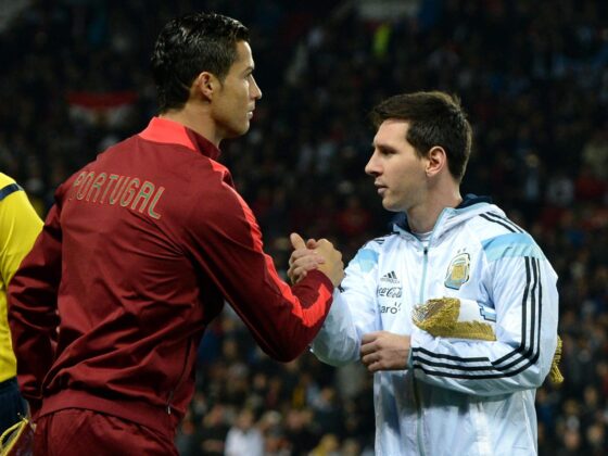 Foto de archivo de Lionel Messi (d) estrechando la mano de Cristiano Ronaldo durante el amistoso que jugaron Argentina y Portugal, el 18 de noviembre de 2014, en el estadio Old Trafford en Manchester (R.Unido). EFE/Nigel Roddis