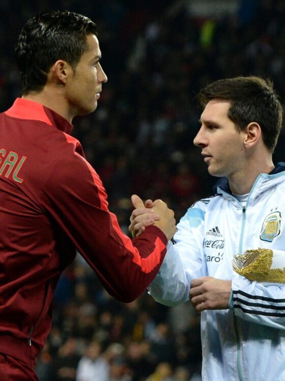 Foto de archivo de Lionel Messi (d) estrechando la mano de Cristiano Ronaldo durante el amistoso que jugaron Argentina y Portugal, el 18 de noviembre de 2014, en el estadio Old Trafford en Manchester (R.Unido). EFE/Nigel Roddis