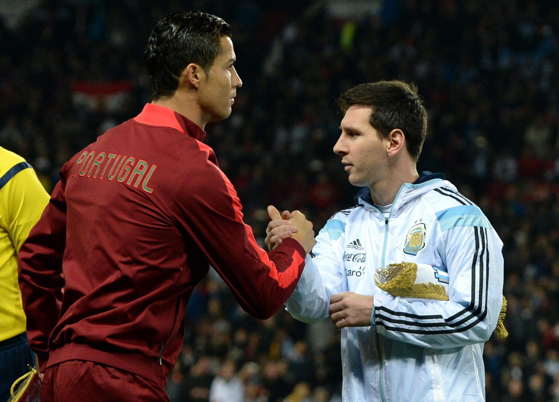 Los posibles cruces más esperados y explosivos del Mundial 2026 Foto de archivo de Lionel Messi (d) estrechando la mano de Cristiano Ronaldo durante el amistoso que jugaron Argentina y Portugal, el 18 de noviembre de 2014, en el estadio Old Trafford en Manchester (R.Unido). EFE/Nigel Roddis