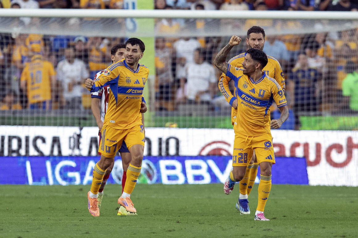 Ángel Correa (i) y Javier Aquino (d) de Tigres celebran un en el estadio Universitario, en San Nicolás de los Garza (México). Fotografía de archivo. EFE/Antonio Ojeda