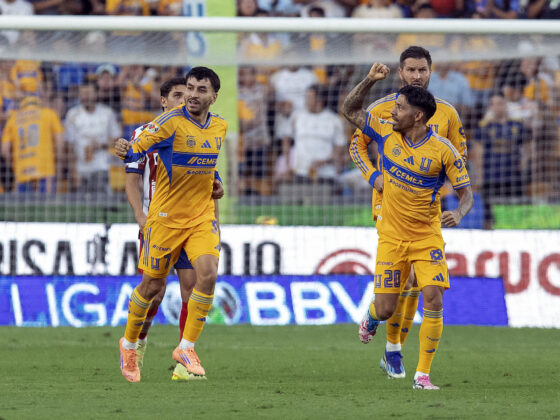 Ángel Correa (i) y Javier Aquino (d) de Tigres celebran un en el estadio Universitario, en San Nicolás de los Garza (México). Fotografía de archivo. EFE/Antonio Ojeda