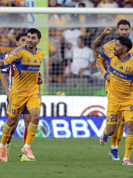 Ángel Correa (i) y Javier Aquino (d) de Tigres celebran un en el estadio Universitario, en San Nicolás de los Garza (México). Fotografía de archivo. EFE/Antonio Ojeda