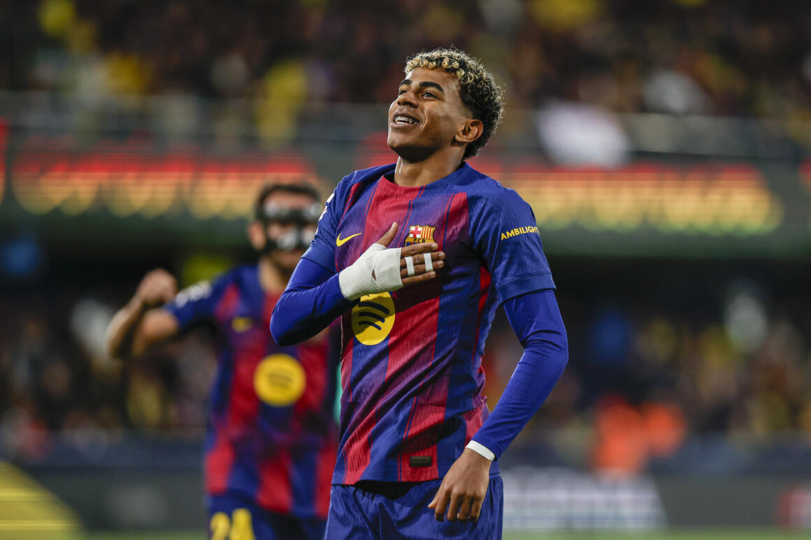 El delantero del Barça Lamine Yamal celebra tras anotar el segundo gol de su equipo este domingo, durante el partido de la jornada 17 de LaLiga EA Sports, que disputaron Villarreal CF y el FC Barcelona en el Estadio de la Cerámica. EFE/Biel Alino