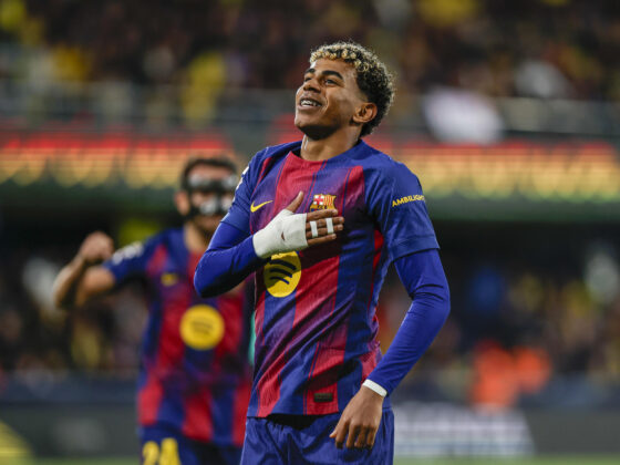 El delantero del Barça Lamine Yamal celebra tras anotar el segundo gol de su equipo este domingo, durante el partido de la jornada 17 de LaLiga EA Sports, que disputaron Villarreal CF y el FC Barcelona en el Estadio de la Cerámica. EFE/Biel Alino