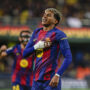 El delantero del Barça Lamine Yamal celebra tras anotar el segundo gol de su equipo este domingo, durante el partido de la jornada 17 de LaLiga EA Sports, que disputaron Villarreal CF y el FC Barcelona en el Estadio de la Cerámica. EFE/Biel Alino