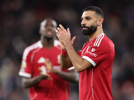 El jugador egipcio del Liverpool Mohamed Salah saluda a sus aficcionados durante el partido de la Premier League que han jugado Liverpool FC y Brighton & Hove Albion, en Liverpool, Reino Unido. EFE/EPA/ADAM VAUGHAN