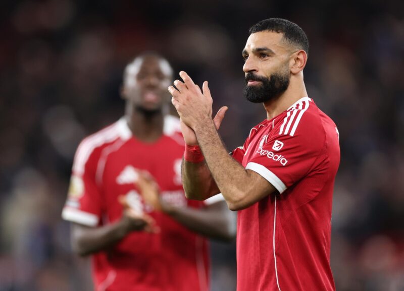 El jugador egipcio del Liverpool Mohamed Salah saluda a sus aficcionados durante el partido de la Premier League que han jugado Liverpool FC y Brighton & Hove Albion, en Liverpool, Reino Unido. EFE/EPA/ADAM VAUGHAN