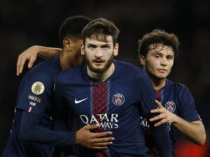 El extremo georgiano Khvicha Kvaratskhelia (C), del PSG, celebra el 3-0 durante el partido de la Ligue 1 que han jugado Paris Saint Germain y Stade Rennais FC en París, Francia. EFE/EPA/YOAN VALAT