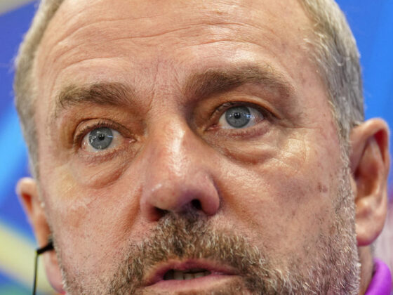 El entrenador del FC Barcelona, Hansi Flick, durante la rueda de prensa posterior al entrenamiento llevado a cabo en la ciudad deportiva Joan Gamper. EFE/Alejandro García