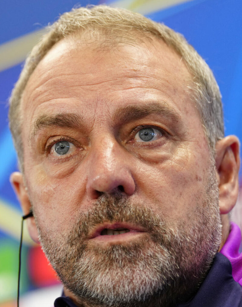 El entrenador del FC Barcelona, Hansi Flick, durante la rueda de prensa posterior al entrenamiento llevado a cabo en la ciudad deportiva Joan Gamper. EFE/Alejandro García