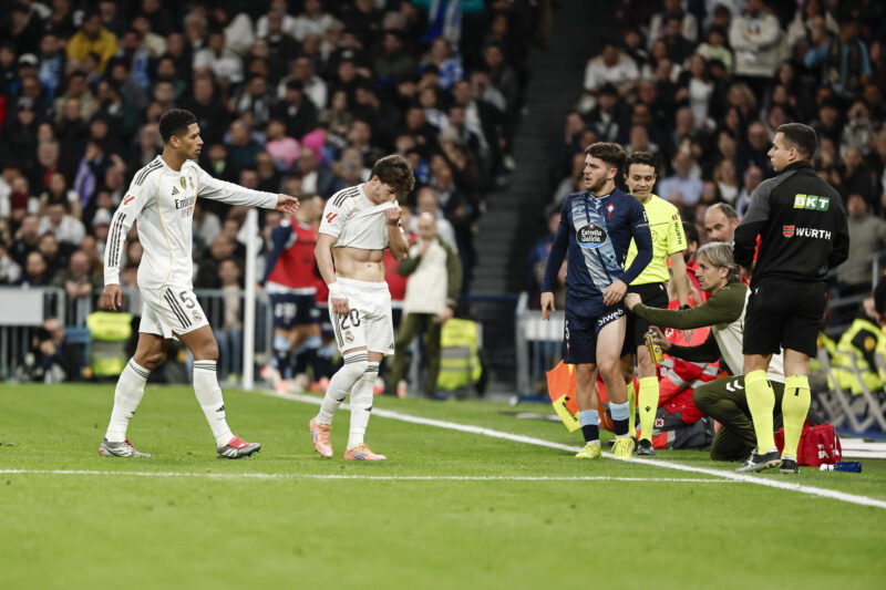 El Real Madrid cae en casa ante un Celta de Vigo inspirado MADRID, 07/12/2025.- El lateral del Real Madrid Fran García (2-i) abandona el terreno de juego tras ser expulsado, durante el partido de LaLiga de fútbol que Real Madrid y Celta de Vigo disputan en el estadio Santiago Bernabéu. EFE/Sergio Pérez