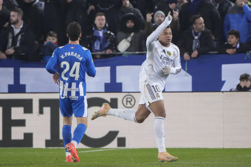 Mbappé y Rodrygo le dan aire al Real Madrid de Xabi Alonso El delantero francés del Real Madrid Kylian Mbappé (d) celebra su gol, primero del equipo blanco, durante el partido de la jornada 16 de LaLiga que Deportivo Alavés y Real Madrid disputaron en el estadio de Mendizorrotza. EFE/Adrián Ruiz de Hierro