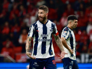 El futbolista español Sergio Ramos, de Monterrey, en el partido de semifinales del Torneo Apertura 2025 de la Liga MX entre Toluca y Monterrey en el estadio Nemesio Diez en Toluca (México). EFE/Felipe Gutiérrez