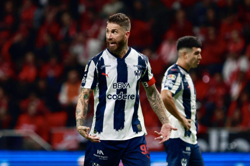 ¡Estos son los 11 cracks que aún no tienen equipo! Sergio Ramos de Monterrey reacciona en un partido por las semifinales del Torneo Apertura 2025 de la Liga MX entre Toluca y Monterrey en el estadio Nemesio Diez en Toluca (México). EFE/Felipe Gutiérrez