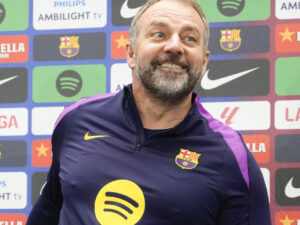 El entrenador del FC Barcelona, Hansi Flick, durante la rueda de prensa posterior al entrenamiento de su equipo de este lunes en la ciudad deportiva Joan Gamper para preparar el partido de Copa del Rey que mañana disputarán ante el Guadalajara. EFE/Enric Fontcuberta.