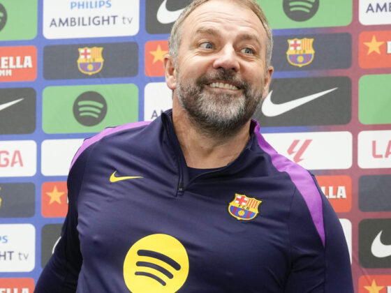 El entrenador del FC Barcelona, Hansi Flick, durante la rueda de prensa posterior al entrenamiento de su equipo de este lunes en la ciudad deportiva Joan Gamper para preparar el partido de Copa del Rey que mañana disputarán ante el Guadalajara. EFE/Enric Fontcuberta.