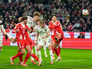 El juagdor del Mainz Kacper Potulski (C-I) lorga el 1-1 durante el partido de la Bundesliga que han jugado Bayern Munich y Mainz 05, en Múnich, Alemania. EFE/EPA/LEONHARD SIMON