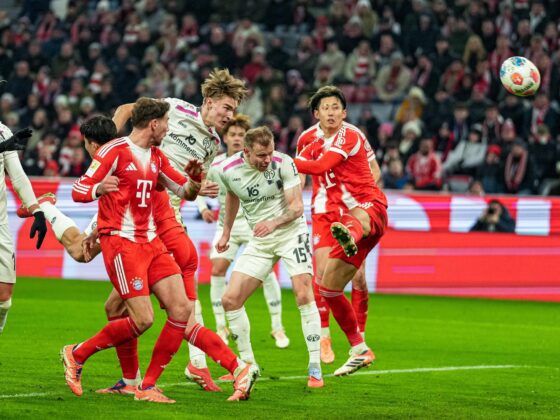 El juagdor del Mainz Kacper Potulski (C-I) lorga el 1-1 durante el partido de la Bundesliga que han jugado Bayern Munich y Mainz 05, en Múnich, Alemania. EFE/EPA/LEONHARD SIMON