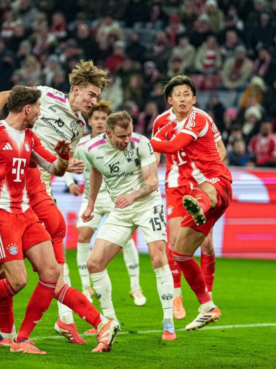 El juagdor del Mainz Kacper Potulski (C-I) lorga el 1-1 durante el partido de la Bundesliga que han jugado Bayern Munich y Mainz 05, en Múnich, Alemania. EFE/EPA/LEONHARD SIMON