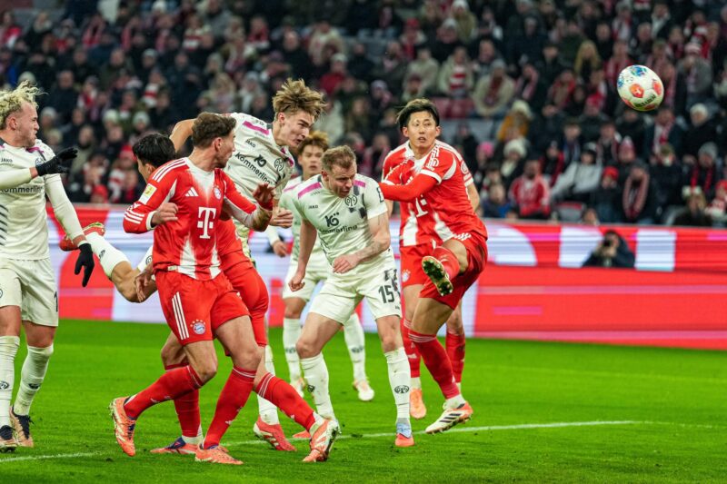 El juagdor del Mainz Kacper Potulski (C-I) lorga el 1-1 durante el partido de la Bundesliga que han jugado Bayern Munich y Mainz 05, en Múnich, Alemania. EFE/EPA/LEONHARD SIMON