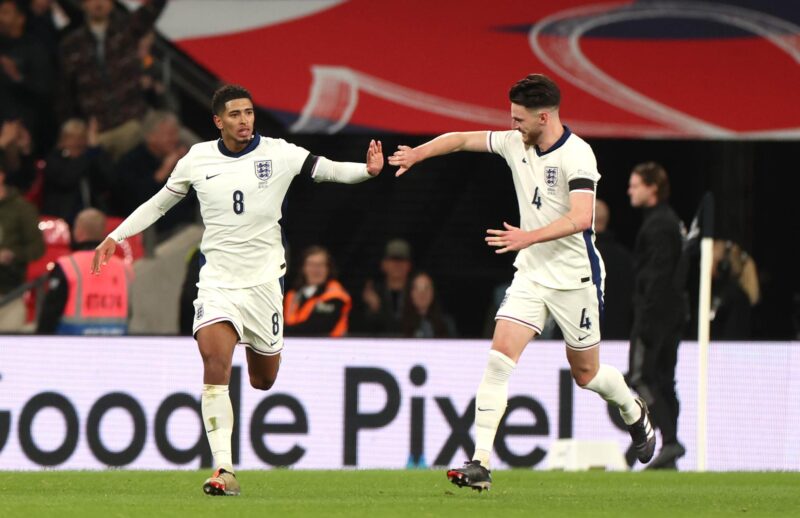 Inglaterra: ¿quiénes se perderían una semifinal con Argentina? Jude Bellingham celebra un gol con Declan Rice, EFE/EPA/ANDY RAIN