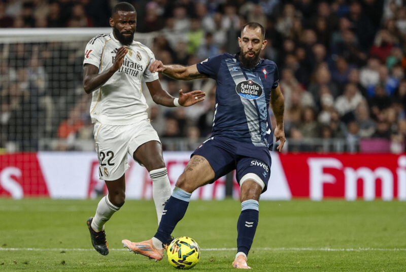 El Real Madrid cae en casa ante un Celta de Vigo inspirado El delantero del Celta Borja Iglesia (d) juega un balón ante Antonio Rudiger, del Real Madrid, durante el partido de LaLiga de fútbol que Real Madrid y Celta de Vigo disputaron en el estadio Santiago Bernabéu. EFE/Sergio Pérez