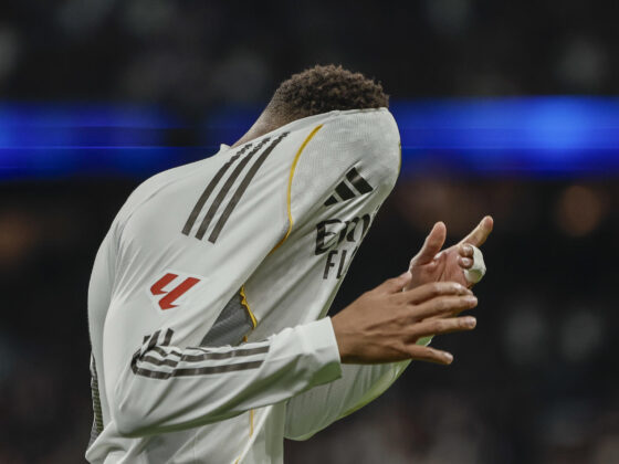 El delantero del Real Madrid Kylian Mbappé se lamenta tras una ocasión fallada, durante el partido de LaLiga de fútbol que Real Madrid y Celta de Vigo disputaron en el estadio Santiago Bernabéu. EFE/Sergio Pérez