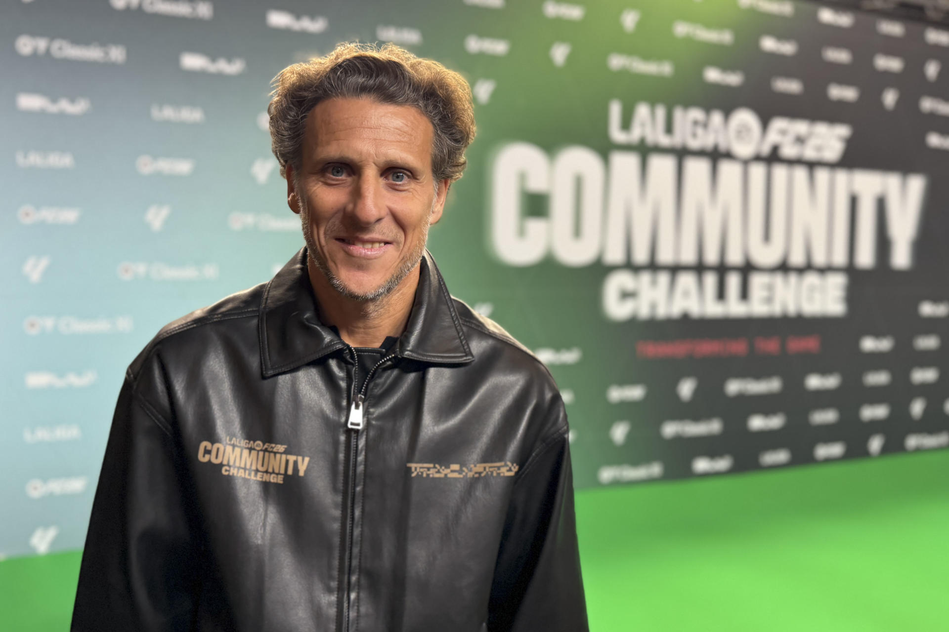 Diego Forlán es nuevo DT de la selección tras salida de Bielsa El exfutbolista uruguayo Diego Forlán durante el photocall de LALIGA FC 26 COMMUNITY CHALLENGE, que reúne a leyendas de LaLiga y creadores de contenido. este martes en callao City Lights, Madrid. EFE/Maite Valadez