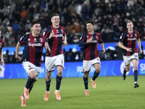 Los jugadores del Bolonia celebran la victoria ante el Inter en la semifinal de la Supercopa de Italia disputada en Riyadh. (Arabia Saudita) EFE/EPA/STR