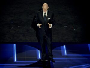 El presidente de la FIFA, Giovanni Infantino, se dirige al público durante el sorteo de la Final de la Copa Mundial de la FIFA 2026. EFE/EPA/SHAWN THEW