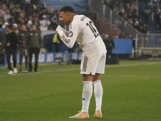 El delantero francés del Real Madrid Kylian Mbappé (i) celebra su gol, primero del equipo blanco, durante el partido de la jornada 16 de LaLiga que Deportivo Alavés y Real Madrid disputaron en el estadio de Mendizorrotza. EFE/L. Rico
