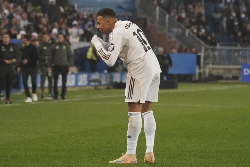 El delantero francés del Real Madrid Kylian Mbappé (i) celebra su gol, primero del equipo blanco, durante el partido de la jornada 16 de LaLiga que Deportivo Alavés y Real Madrid disputaron en el estadio de Mendizorrotza. EFE/L. Rico