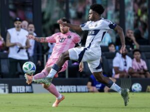 El centrocampista de los Vancouver Whitecaps FC, Midfielder Ralph Priso, disputa el balón a Leo Messi durante la final de la MLS Cup en Miami el pasado sábado 6 de diciembre. EFE/EPA/CRISTOBAL HERRERA-ULASHKEVICH