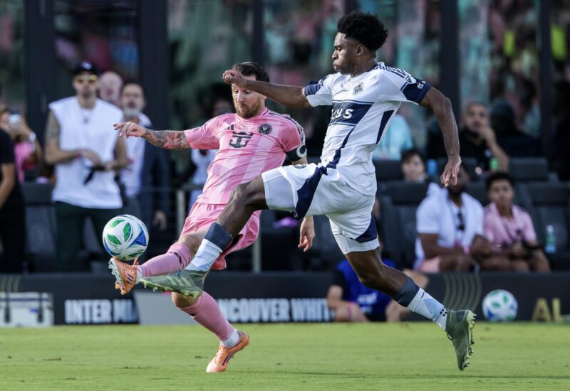 El centrocampista de los Vancouver Whitecaps FC, Midfielder Ralph Priso, disputa el balón a Leo Messi durante la final de la MLS Cup en Miami el pasado sábado 6 de diciembre. EFE/EPA/CRISTOBAL HERRERA-ULASHKEVICH