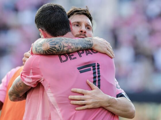 Lionel Messi y Rodrigo De Paul (de espalda) celebran durante la final de la Copa MLS 2025 entre Inter Miami CF y Vancouver Whitecaps FC en el Chase Stadium en Fort Lauderdale, Florida, EE. UU. EFE/EPA/CRISTOBAL HERRERA-ULASHKEVICH