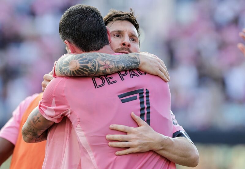 Lionel Messi y Rodrigo De Paul (de espalda) celebran durante la final de la Copa MLS 2025 entre Inter Miami CF y Vancouver Whitecaps FC en el Chase Stadium en Fort Lauderdale, Florida, EE. UU. EFE/EPA/CRISTOBAL HERRERA-ULASHKEVICH